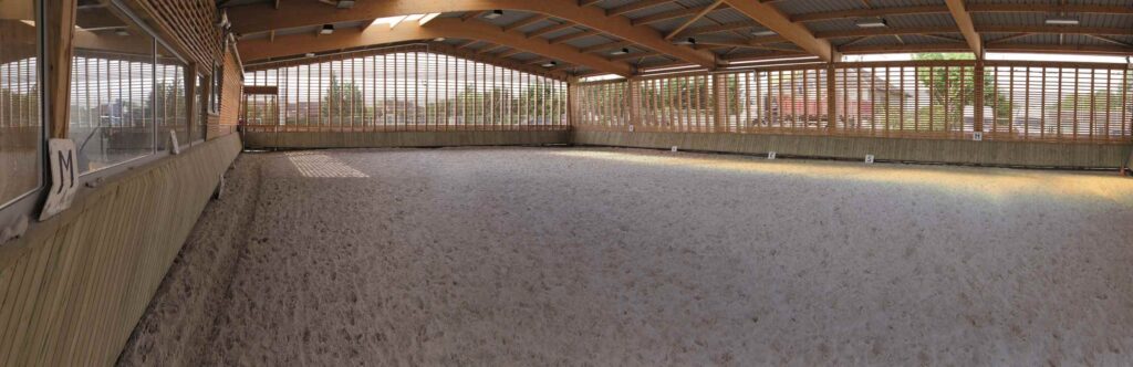 un manège pour poneys situe à Troyes, au centre équestre de la Rivière de Corps