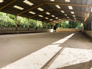 Lire la suite à propos de l’article Le manège en chantier : un sol tout neuf pour chevaux et cavaliers du Centre équestre de la Rivière de Corps