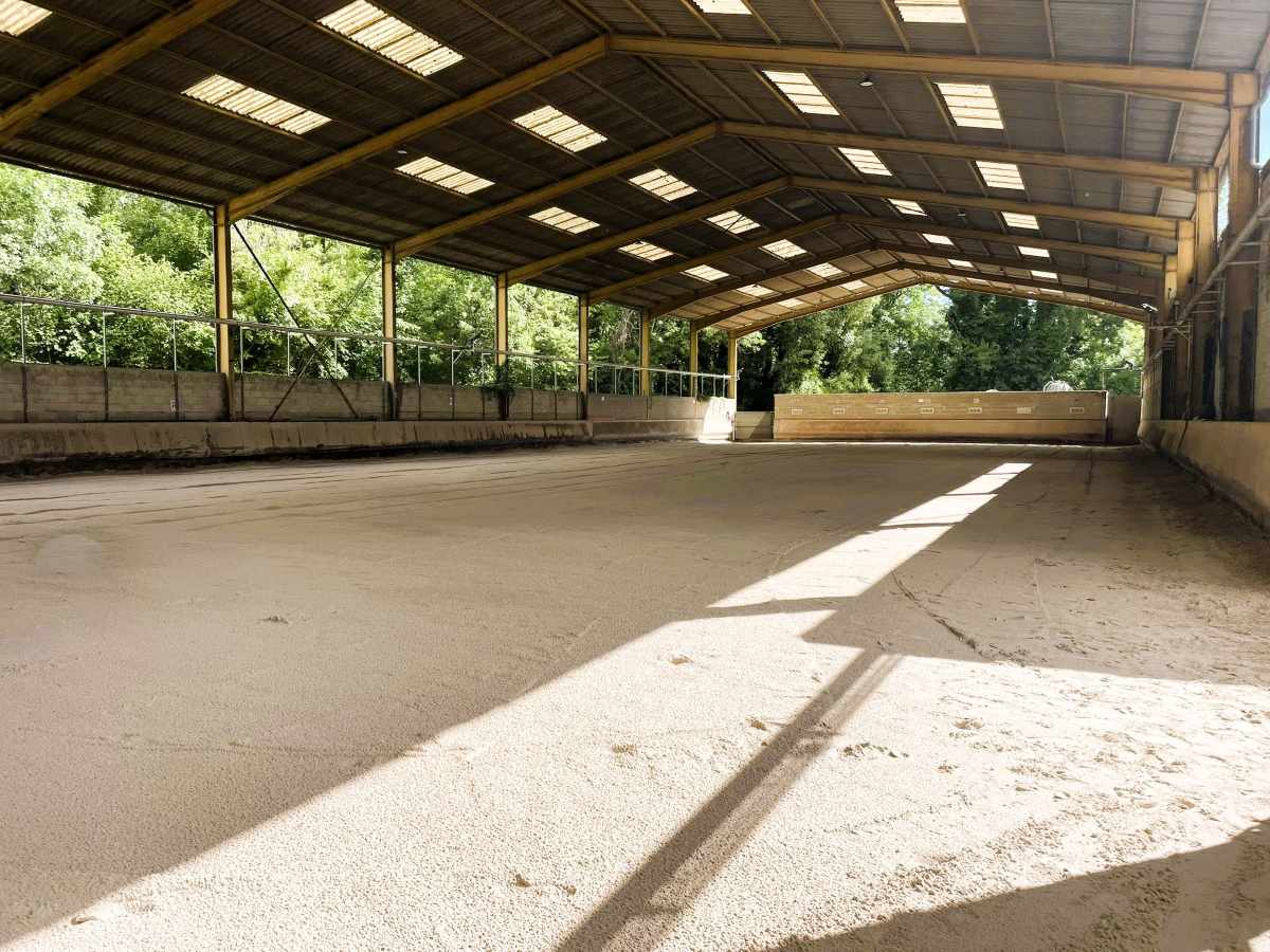 You are currently viewing Le manège en chantier : un sol tout neuf pour chevaux et cavaliers du Centre équestre de la Rivière de Corps